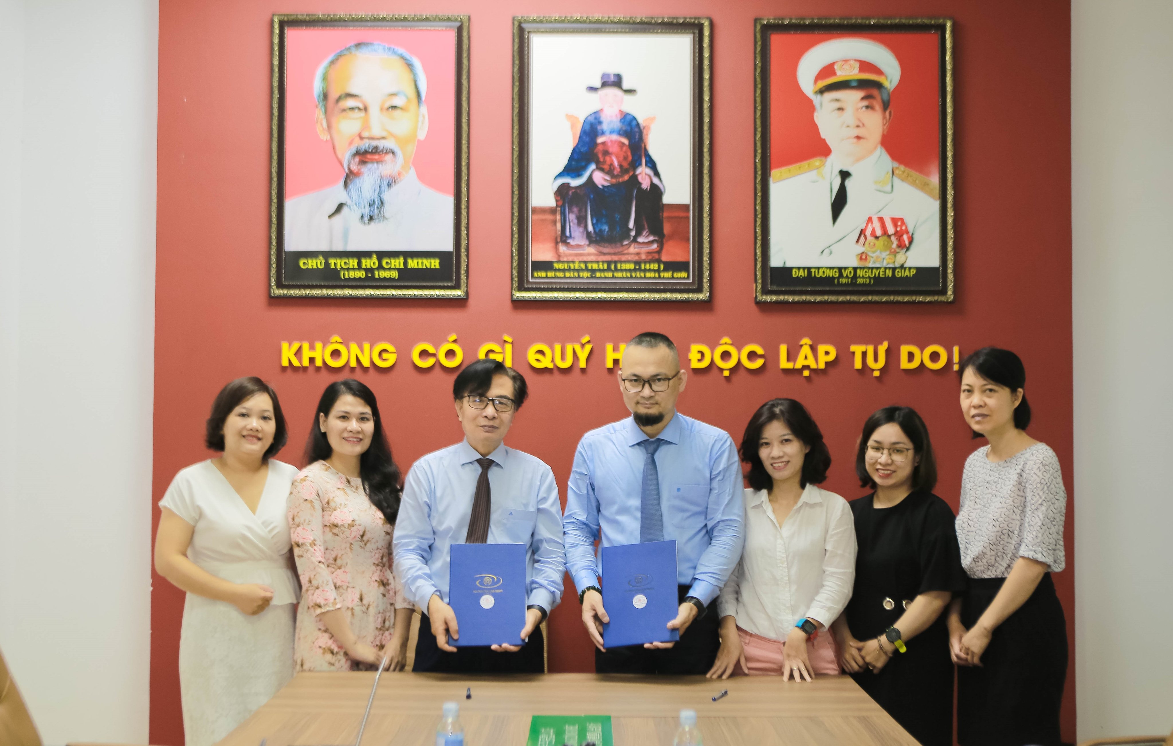 Ký kết thỏa thuận hợp tác giữa Khoa Du lịch - Trường Đại học Nguyễn Trãi và Công ty cổ phần Du lịch Hướng Dương